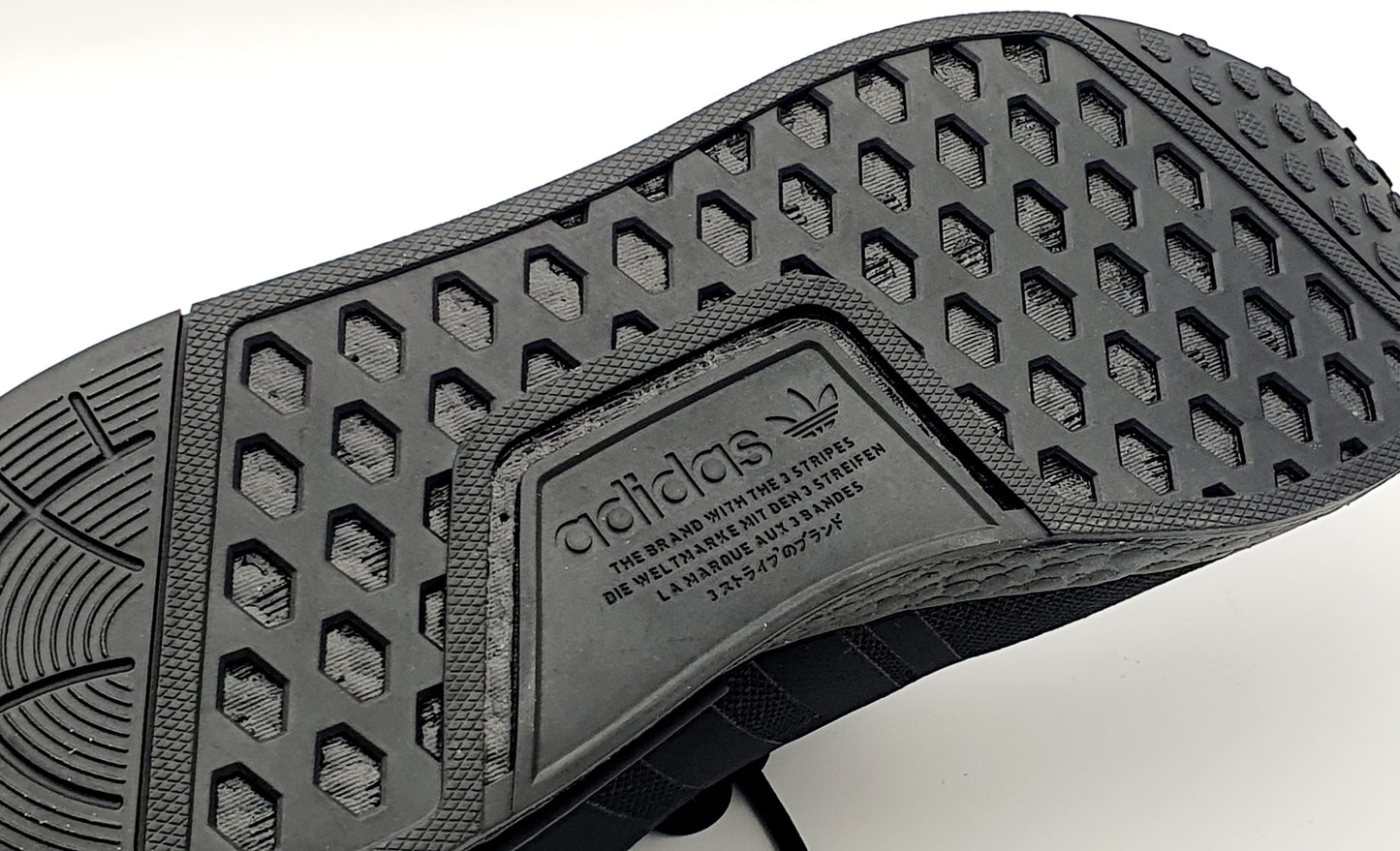 adidas NMD R1 Primeblue Triple Black Gr. EUR 41 1/3 / 26 cm